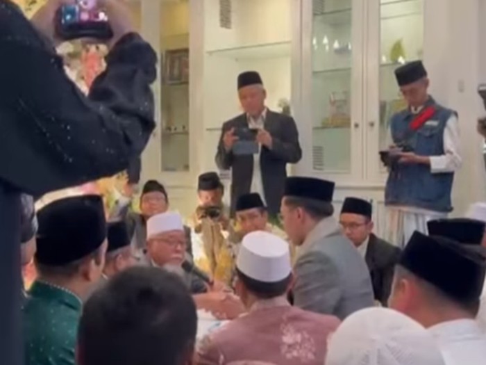 Viral momen lamaran mendadak berubah menjadi akad nikah di tempat, hingga sukses membuat seluruh keluarga dan tamu undangan terkejut.