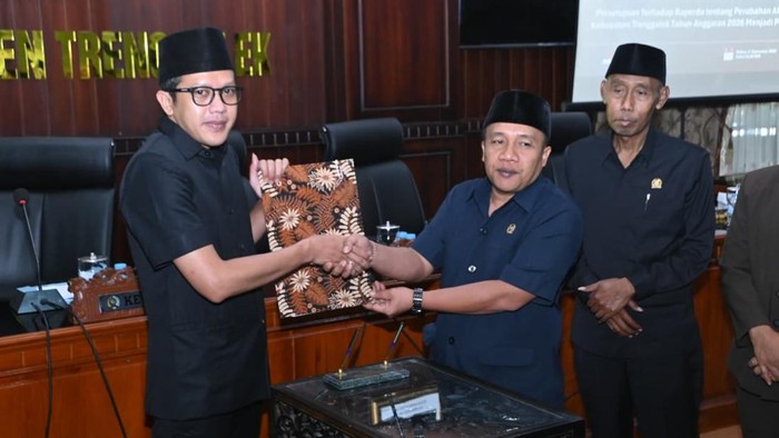 Wakil Bupati Trenggalek Syah Mohammad Natanegara (kiri)