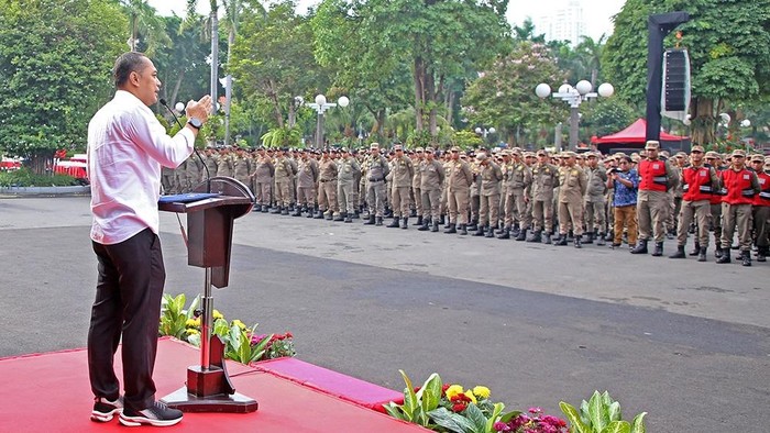 Walkot Eri saat apel bersama Satpol PP Surabaya