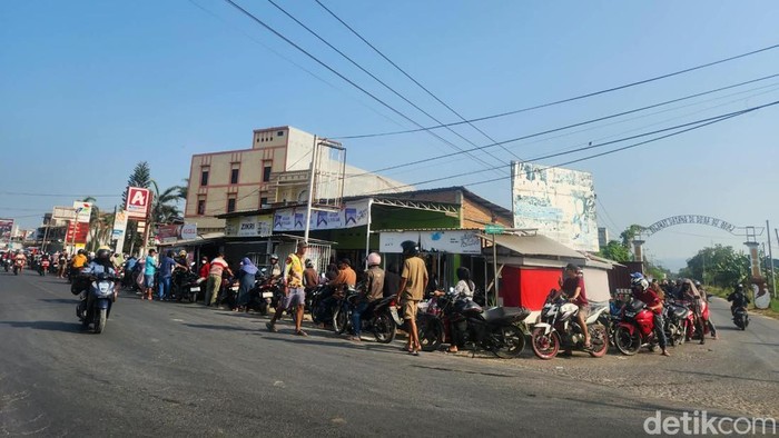 Warga di Kabupaten Polewali Mandar (Polman), Sulawesi Barat (Sulbar) mengeluhkan sulitnya mendapatkan bahan bakar minyak (BBM) subsidi jenis pertalite.