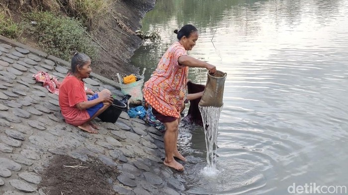 Warga Pangandaran terpaksa mencuci di Sungai