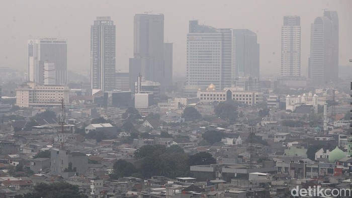 Petugas mengoperasikan mesin water mist di Gedung Wali Kota Jakarta Selatan, Jakarta, Selasa (8/9/2026).Pemerintah Kota Jakarta Selatan mengoperasikan fasilitas water mist dari atas gedung perkantoran sebagai salah satu upaya menekan polusi udara.