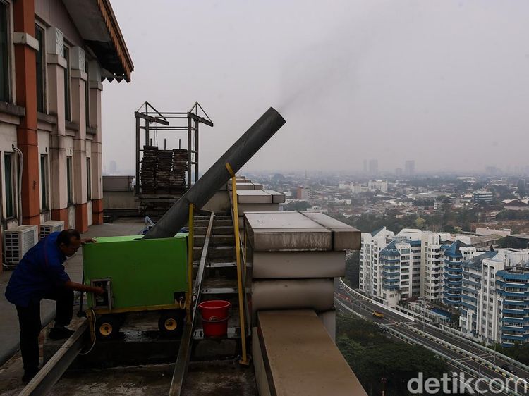 Water Mist dari Atas Gedung Wali Kota Jakarta Selatan Redam Panas