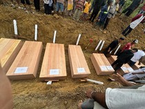 11 Jenazah Korban Kebakaran Pasar Paniai Dimakamkan Satu Liang Lahad