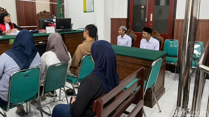 2 Terdakwa spesialis pencurian minimarket saat menjalani sidang bersama para kasir minimarket di Ruang Garuda PN Surabaya