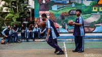 Sebelum PTM dimulai, pihak sekolah melakukan pembersihan dan sterilisasi lingkungan sekolah. Sejumlah area dibersihkan, termasuk ruang belajar yang dipersiapkan agar dapat kembali digunakan dengan aman dan nyaman.