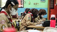 Setelah kondisi abu vulkanik berkurang, aktivitas pembelajaran di sekolah kembali dibuka. Para siswa kini dapat kembali berinteraksi dan mengikuti pelajaran secara langsung bersama guru dan teman-temannya.