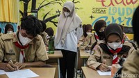 PTM sebelumnya dihentikan sementara selama dua hari oleh Pemprov DKI Jakarta sebagai langkah antisipasi terhadap potensi paparan abu vulkanik. Selama 7–8 September 2026, siswa mengikuti kegiatan belajar dari rumah.