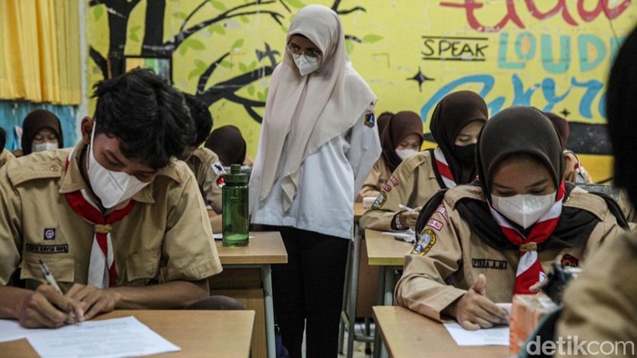 Siswa SMKN 47 Jakarta kembali mengikuti Pembelajaran Tatap Muka (PTM) di Pejaten Barat, Jakarta Selatan, Rabu (9/9/2026). Kegiatan belajar kembali berlangsung setelah sebelumnya sekolah menerapkan Pembelajaran Jarak Jauh (PJJ) akibat sebaran abu vulkanik erupsi Gunung Anak Krakatau.
