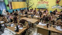 Siswa SMKN 47 Jakarta kembali mengikuti Pembelajaran Tatap Muka (PTM) di Pejaten Barat, Jakarta Selatan, Rabu (9/9/2026).