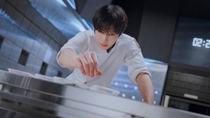 Begini penampilan Ahn Hyo Seop saat berpacu dengan waktu mempersiapkan makanan. Drama Korea Final Table akan tayang perdana 24 Oktober 2026. (Foto: dok. JTBC)