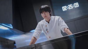 Kang Han ditulis sebagai sosok yang sudah punya pengalaman banyak di industri. Dia pernah bekerja di berbagai restoran di luar negeri dan karena sebuah masalah malah berujung ikut kompetisi The Table: K-Chef 2026. (Foto: dok. JTBC)