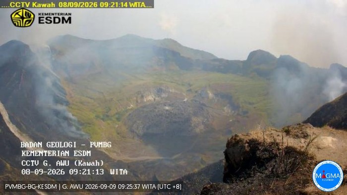 Aktivitas Gunung Awu di Sulawesi Utara.