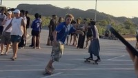Viral! Turis-Turis Main Skateboard di Tengah Jalan Mandalika