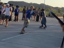 Viral Komunitas WNA Main Skateboard di Tengah Jalan Mandalika Lombok