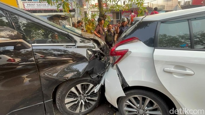Alphard Tabrak Motor dan Mobil di Menur Pumpungan Surabaya