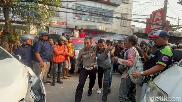 Alphard Tabrak Motor dan Mobil di Menur Pumpungan Surabaya Alphard Tabrak Motor dan Mobil di Menur Pumpungan Surabaya