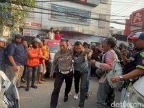 Alphard Tabrak 3 Mobil dan 5 Motor di Surabaya, Sejumlah Orang Luka