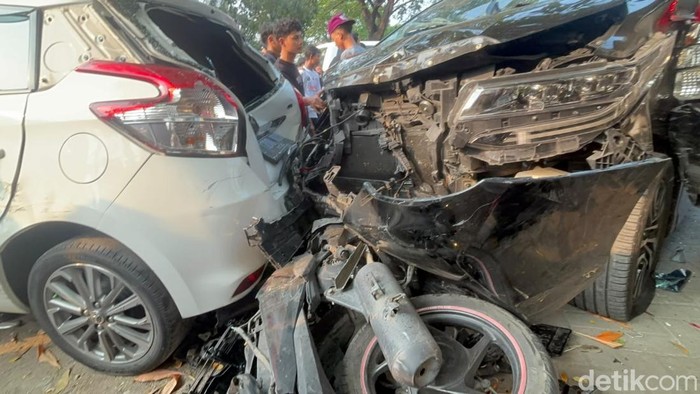 Alphard Tabrak Motor dan Mobil di Menur Pumpungan Surabaya
