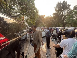 Alphard Tabrak Beruntun, Jalan Menur Pumpungan Surabaya Macet Parah