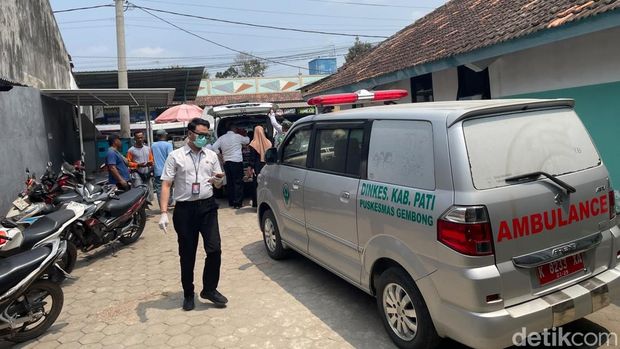 Ambulans Angkut Korban Keracunan di Pati Ambulans hiling mudik mengangkut korban keracunan di Gembong Pati, Rabu (9/9/2026).