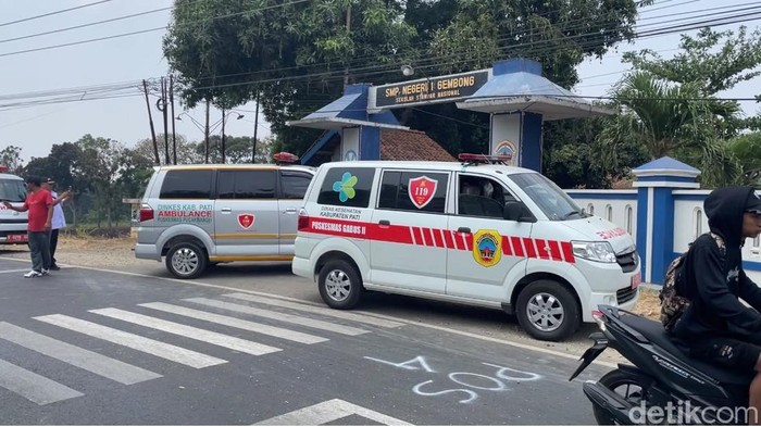 Ambulans hiling mudik mengangkut korban keracunan di Gembong Pati, Rabu (9/9/2026).