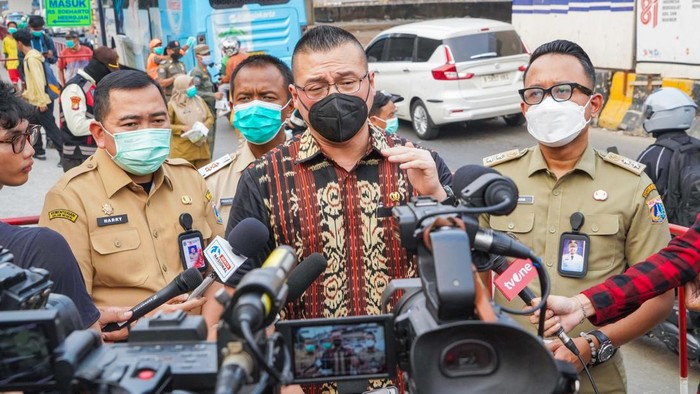 Anggota DPRD DKI Jakarta, Hardiyanto Kenneth di Wawancara Awak Media Pada Saat Membagikan Masker Gratis di Latumenten, Jakarta Barat.