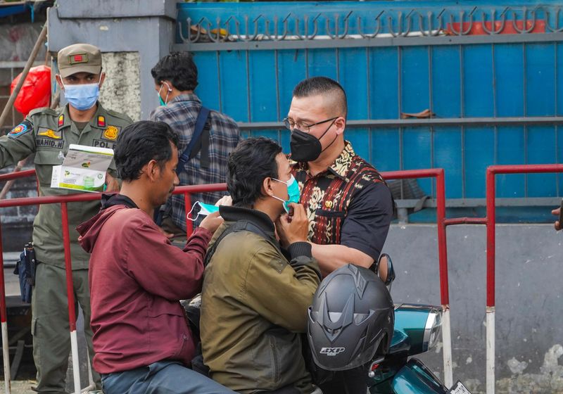 Anggota DPRD DKI Jakarta, Hardiyanto Kenneth di Wawancara Awak Media Pada Saat Membagikan Masker Gratis di Latumenten, Jakarta Barat.