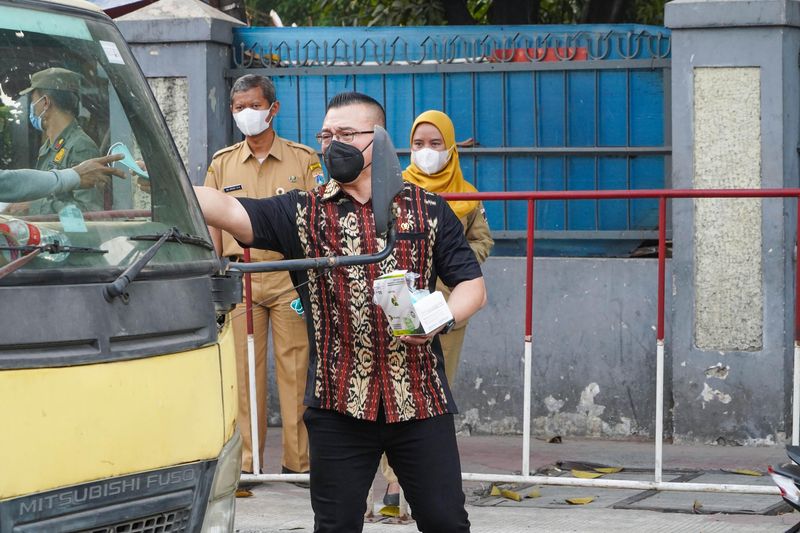 Anggota DPRD DKI Jakarta, Hardiyanto Kenneth di Wawancara Awak Media Pada Saat Membagikan Masker Gratis di Latumenten, Jakarta Barat.