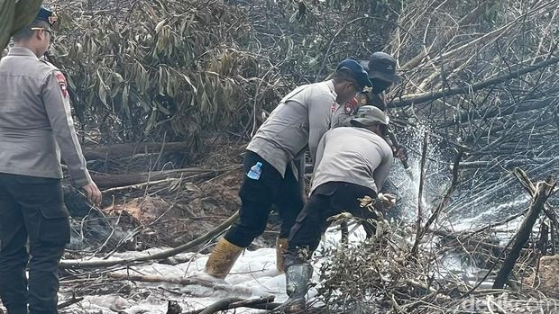 Anggota Sespimmen dan Sespimti yang turun langsung tangani Karhutla di Kalsel. (Khairun Nisa/detikKalimantan) Anggota Sespimmen dan Sespimti yang turun langsung tangani Karhutla di Kalsel. (Khairun Nisa/detikKalimantan)
