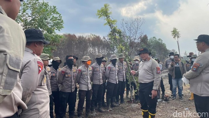 Anggota Sespimmen dan Sespimti yang turun langsung tangani Karhutla di Kalsel. (Khairun Nisa/detikKalimantan)