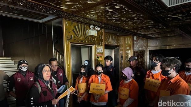 Bareskrim Polri menggelar rekonstruksi kasus peredaran narkoba di tiga kelab malam Batam. (Adhfar/detikcom)