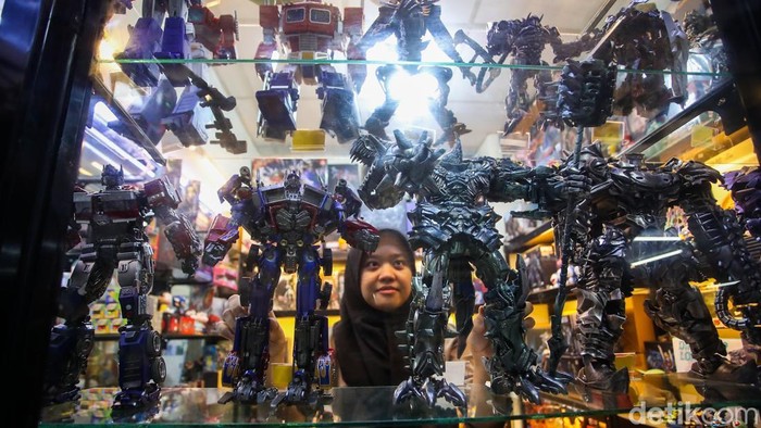 Sejumlah pembeli terlihat memilih beragam koleksi mainan nan dijual di Kampoeng Mainan, Blok M Square, Jakarta, Rabu (9/9/2026).

Beragam jenis mainan tersedia di tempat tersebut, mulai dari action figure, LEGO, Hot Wheels, hingga kartu Pokémon. Koleksi nan ditawarkan tidak hanya menyasar anak-anak, tetapi juga orang dewasa nan mempunyai kesukaan terhadap bumi mainan dan aktivitas mengoleksi.