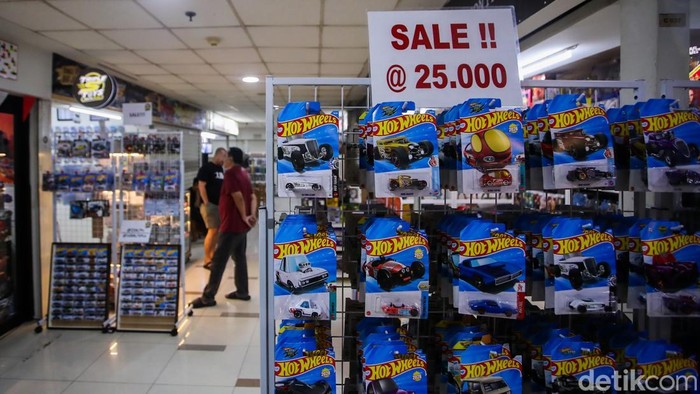 Berburu Mainan dan Nostalgia Masa Kecil di Kampoeng Mainan Blok M Sejumlah pembeli terlihat memilih beragam koleksi mainan nan dijual di Kampoeng Mainan, Blok M Square, Jakarta, Rabu (9/9/2026).
Beragam jenis mainan tersedia di tempat tersebut, mulai dari action figure, LEGO, Hot Wheels, hingga kartu Pokémon. Koleksi nan ditawarkan tidak hanya menyasar anak-anak, tetapi juga orang dewasa nan mempunyai kesukaan terhadap bumi mainan dan aktivitas mengoleksi.