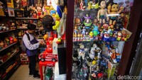 Kampoeng Mainan buka setiap hari mulai pukul 10.00 hingga 22.00 WIB. Para pengunjung dapat datang untuk melihat-lihat koleksi, mencari mainan tertentu, maupun berburu barang yang dapat menambah koleksi pribadi.