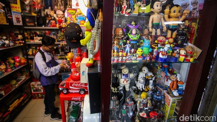 Berburu Mainan dan Nostalgia Masa Kecil di Kampoeng Mainan Blok M Sejumlah pembeli terlihat memilih beragam koleksi mainan nan dijual di Kampoeng Mainan, Blok M Square, Jakarta, Rabu (9/9/2026).
Beragam jenis mainan tersedia di tempat tersebut, mulai dari action figure, LEGO, Hot Wheels, hingga kartu Pokémon. Koleksi nan ditawarkan tidak hanya menyasar anak-anak, tetapi juga orang dewasa nan mempunyai kesukaan terhadap bumi mainan dan aktivitas mengoleksi.