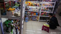 Dengan beragam pilihan dan rentang harga yang tersedia, Kampoeng Mainan terus menjadi salah satu tempat bagi penggemar mainan untuk menemukan koleksi sekaligus merawat kembali nostalgia masa kecil mereka.