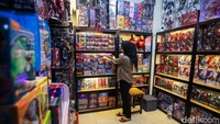 Aktivitas jual beli koleksi juga membuat kawasan tersebut tidak hanya menjadi tempat bermain bagi anak-anak, tetapi turut menjadi ruang bagi orang dewasa untuk kembali menikmati hobi yang pernah mereka gemari ketika kecil.