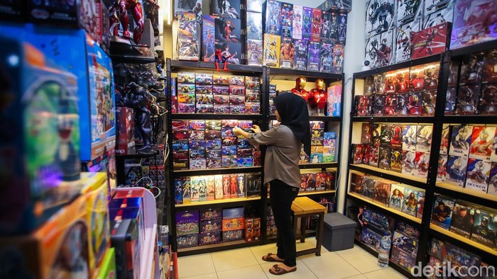 Berburu Mainan dan Nostalgia Masa Kecil di Kampoeng Mainan Blok M Sejumlah pembeli terlihat memilih beragam koleksi mainan nan dijual di Kampoeng Mainan, Blok M Square, Jakarta, Rabu (9/9/2026).
Beragam jenis mainan tersedia di tempat tersebut, mulai dari action figure, LEGO, Hot Wheels, hingga kartu Pokémon. Koleksi nan ditawarkan tidak hanya menyasar anak-anak, tetapi juga orang dewasa nan mempunyai kesukaan terhadap bumi mainan dan aktivitas mengoleksi.
