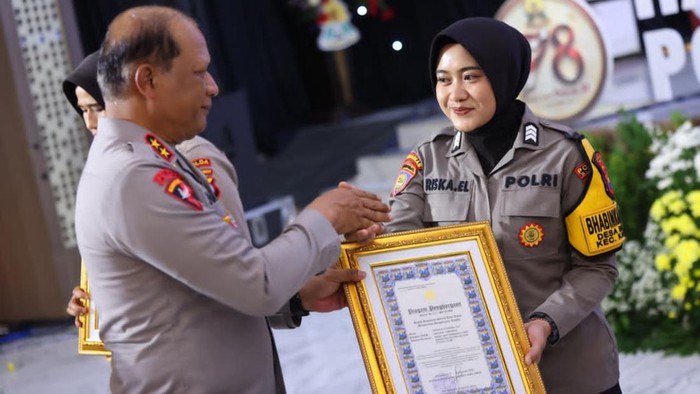 Brigadir Riska Elviyanna menerima penghargaan sebagai Bhabinkamtibmas terbaik di Polda Jatim