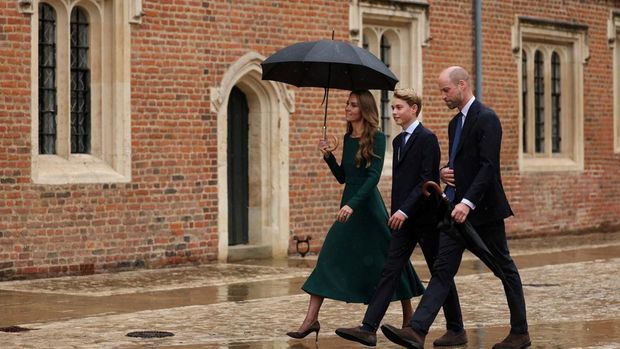BRITAIN-ROYALS/GEORGE Pangeran William dan Catherine, Putri Wales, mengantar putra mereka, Pangeran George, pada hari pertamanya di Eton College, Eton, Inggris, 8 September 2026. ADRIAN DENNIS/Pool via REUTERS.