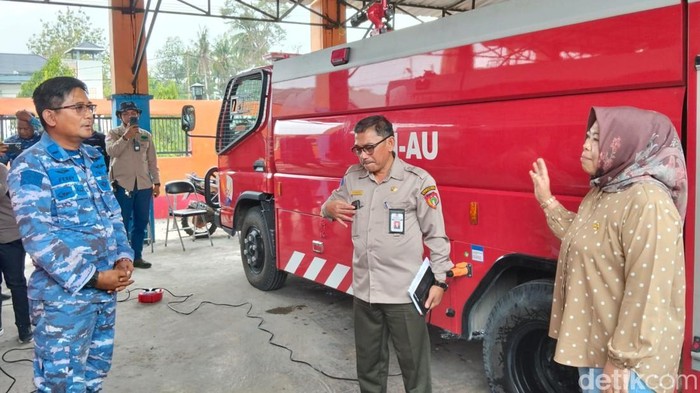 Bupati Kobar Nurhidayah meninjau armada pemadam karhutla.