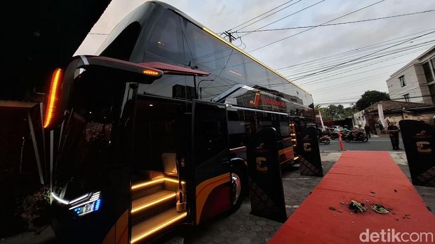 Armada bus Juragan99 Trans rute Jogja-Jakarta saat grand launching di Lounge Premium Juragan99 Perwakilan Jogja, Tegalrejo, Kota Jogja, Rabu (9/9/2026).