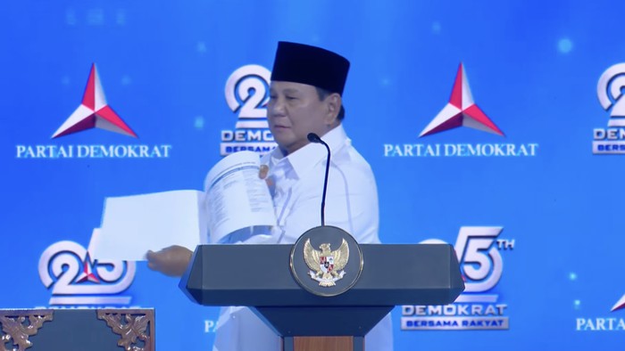 Dalam momen menarik, Prabowo Subianto pamer teks pidato di HUT Demokrat.