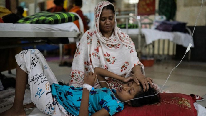 Sejumlah anak menjalani perawatan akibat demam berdarah (DBD) dan campak di rumah sakit di Dhaka, Bangladesh. Kondisi tersebut terlihat pada Senin (7/9/2026), ketika pasien anak mendapat penanganan dari tenaga medis. REUTERS/Stringer