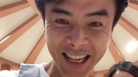 Dion Wiyoko tampak senang melihat penampilannya yang jadi pekerja di toko kue istrinya. (Foto: dok Instagram fionaanthony)