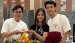 8 Potret Dion Wiyoko Turun Tangan Bantu Istri Kelola Toko Kue