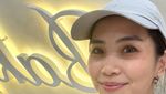 8 Potret Dion Wiyoko Turun Tangan Bantu Istri Kelola Toko Kue