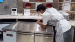 8 Potret Dion Wiyoko Turun Tangan Bantu Istri Kelola Toko Kue