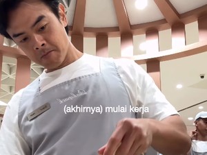 8 Potret Dion Wiyoko Turun Tangan Bantu Istri Kelola Toko Kue